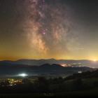  Droga Mleczna i Księżyc nad Górami Sokolimi i Karkonoszami. Letnia Droga...