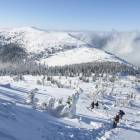 Zejście z Diablaka, w dole Przełęcz Brona, a nad nią grzbiety Małej Babiej. Zdjęcie...