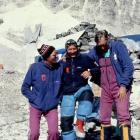 Świętowanie w bazie pierwszego zimowego wejścia na Lhotse w sezonie 1988/1989. Od...