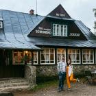 Ewa Zwolska i Cyryl Banel na tle schroniska na Soszowie Wielkim