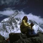 Wanda Rutkiewicz na tle K2 – wyprawa z 1986 r. Zdjęcie z archiwum Jerzego Kukuczki