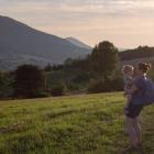 Widok na masyw Śnieżnicy z okolic miejscowości Dobra. Zdjęcie Andrzej Otrębski