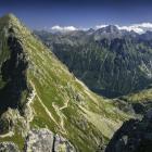 Panorama ze Szpiglasowego Wierchu, w dole na pierwszym planie przełęcz. Po prawej w...