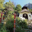 Główna kaplica cmentarza pod Osterwą i krzyże detvańskie. Zdjęcie Monika Witkowska