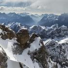Punta Rocca (Marmolada) – panorama na południe, po lewej masyw Pale di San Martino, a...