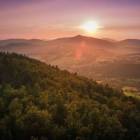 Widok na Modyń, a w dole Limanowa. Zdjęcie Adobe Stock