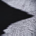 Odbicie Kościelca i dwoje ludzi podążających po zamarzniętym Czarnym Stawie...