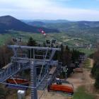 Widok z górnej stacji wyciągu Kasina Ski. Na pierwszym planie Lubogoszcz 968 m n.p.m....