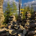 Tabliczka na szczycie, przy której znajduje się pieczątka dla zdobywców KGP. Zdjęcie...