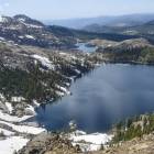 Pod koniec lipca śniegi wciąż zalegają na Dicks Pass (2865 m n.p.m.). W dole widoczne...