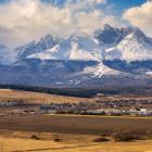 Widok ze wzgórz Kieżmarku na Tatry Wysokie | Fot. Wiktor Baron