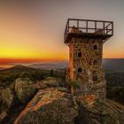 Z Wysokiego Kamienia roztacza się panorama m.in. na Karkonosze i Rudawy Janowickie....