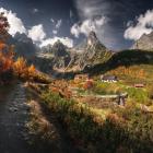 Zielony Staw Kieżmarski z żółtego szlaku prowadzącego do schroniska. Po lewej, za...