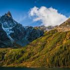 Charakterystyczny wierzchołek Mnicha wznosi się nad Morskim Okiem. Zdjęcie Adobe Stock