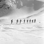 Tak wędrowano w Tatrach Zachodnich 90 lat temu, ci narciarze idą na Wołowiec fot. Józef...