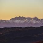 Charakterystyczny tatrzański mur wyłaniający się za Gorcami. Zdjęcie gorydlaciebie.pl