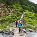 Kaukaz, Dagestan, w drodze na Addalę, nad rzeką zbudowane są prowizoryczne mostki....