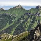 Po drugiej stronie podziwiamy zupełnie inny krajobraz Tatr Bielskich. Fot. Michał Parwa