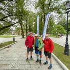 Od lewej: Tomek, Kuba i Daniel na deptaku w Krynicy-Zdroju. Zdjęcie Kajetan Domagała