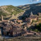 Albarracín w pełnej krasie: po prawej arabska twierdza Alcazaba, dalej katedra
i...