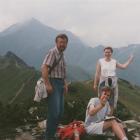 Rok 1994 na grani Ornaku. Na zdjęciu autor tekstu z tatą oraz Moniką, znajomą z...