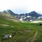 Nad jezioro, jedynie latem zapuszczają się komercyjne wycieczki. Codziennymi bywalcami...