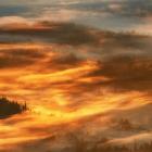 Krajobraz w pierwszych promieniach słońca widziany z Babiej Góry. Zdjęcie Michał Sośnicki