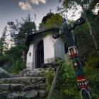 Jedna z kapliczek na Symbolicznym Cmentarzu pod Osterwą. Zdjęcie Karol Nienartowicz