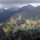Wyżej niedostępne granie skalne i zimny granit, a niżej zieleń i niemal sielankowe...
