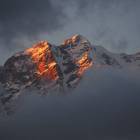 Pierwsze promienie słońca na masywie Szchary, zdjęcie Konrad Tulej