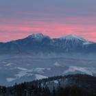 Ze szczytu można podziwiać okazałą panoramę. Na horyzoncie widać charakterystyczny...