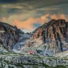 Rifugio Antonio Locatelli, SChronisko z najlepszym widokiem na Tre Cime w całej...