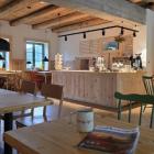 Stylowa drewniana jadalnia – główne pomieszczenie schroniska | Fot. Agnieszka Polak