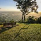 Na Cerro Akatí najlepiej przybyć późnym popołudniem. Roztacza się stąd panorama równin...