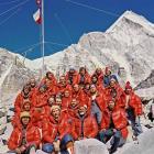 Uczestnicy zimowej wyprawy na Everest w 1980 roku. W pierwszym rzędzie, drugi od lewej...