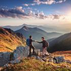 Partnerstwo w górach. Wygenerowano za pomocą narzędzia Adobe Firefly