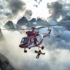  Jedna z wielu akcji śmigłowca TOPR w rejonie Rysów. Zdjęcie Maciej Mikiewicz 
