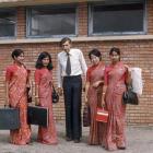 Andrzej Zawada pozuje ze stewardesami z nepalskich linii lotniczych, Katmandu 1974 r....