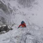 Lodowe wspinanie w Kanderstegu, wspina się Kacper Tekieli. Fot. Jan Kuczera