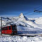 Kolejka z Zermatt na Gornergrat tuż przed stacją końcową z Matterhornem w tle. Zdjęcie...