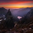 Tatry, widok na Mnicha z podejścia na Cubrynę, w dole Morskie Oko | Fot. Karol...