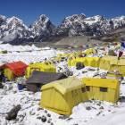 Powiewające
nad namiotami
kolorowe
chorągiewki
świadczą o tym,
że w obozie
została już...