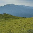 Połonina Caryńska i Wetlińska z perspektywy Bukowego Berda. Zdjęcie Michał Parwa