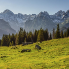 Lektura górskiej książki z takim widokiem na Tatry Wysokie to niepowtarzalne przeżycie....