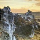 Jura Krakowsko-Częstochowska, zamek Mirów wraz z okolicznymi skałkami tworzy bajkową...