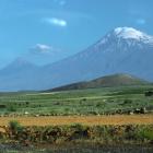 Widok z Kotliny Ararackiej na Wielki 5137 m n.p.m.
i Mały Ararat 3896 m n.p.m. | Fot....