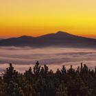 Beskid Żywiecki, poranek na Pilsku z widokiem na królową Beskidów, Babią Górę. Zdjęcie...