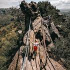 Skalne labirynty, barierki, przesmyki, łańcuchy, schody – szlaki są atrakcyjne i...