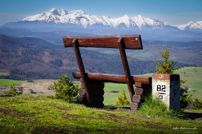 Ławka na Wysokim Wierchu z widokiem na Tatry. Fot. Kuba Polanowski