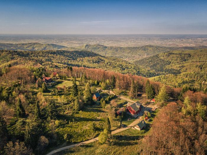 Groń Jana Pawła II i Schronisko PTTK Leskowiec, Fot. Adobe Stock | DRONE QUEST